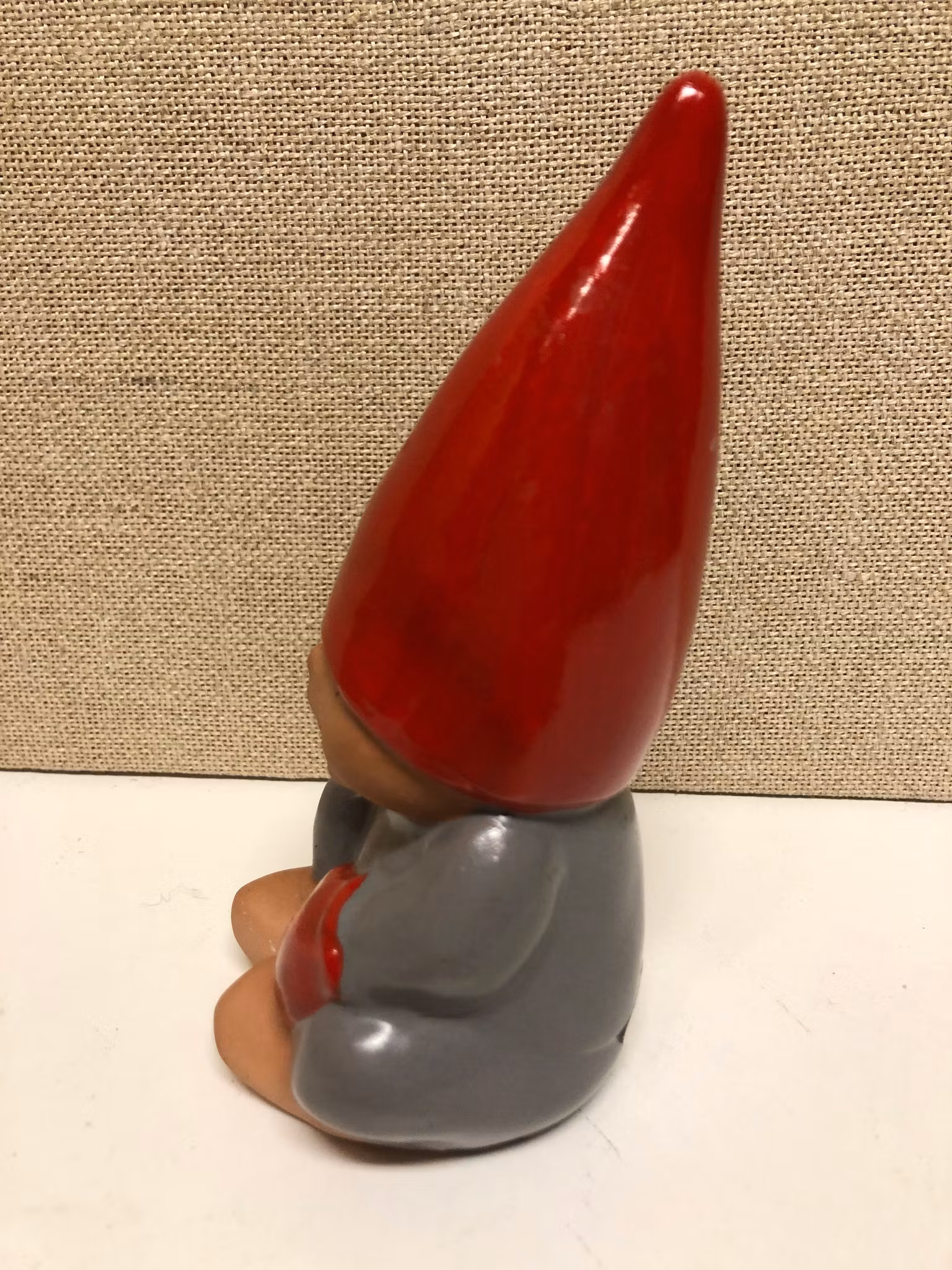 FIGURIN, Ljusstake, Sittande tomte, Lisa Larson Gustavsberg 1900-tal