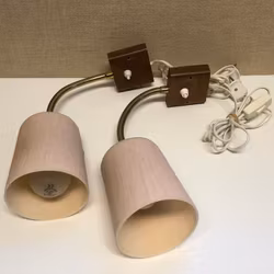 VÄGG/SÄNGLAMPOR, ett par, metall/teak, AJH, 1950/60-tal.