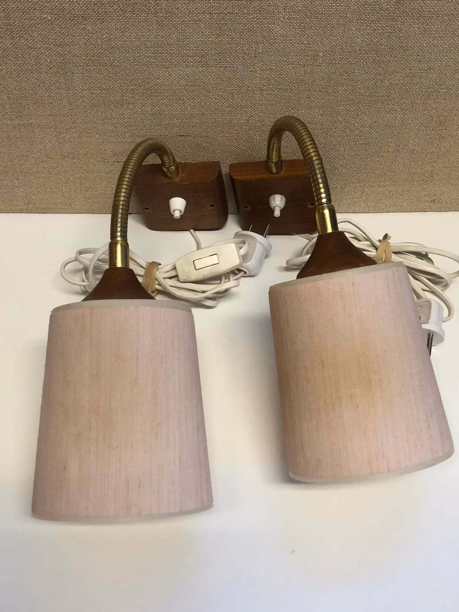 VÄGG/SÄNGLAMPOR, ett par, metall/teak, AJH, 1950/60-tal.