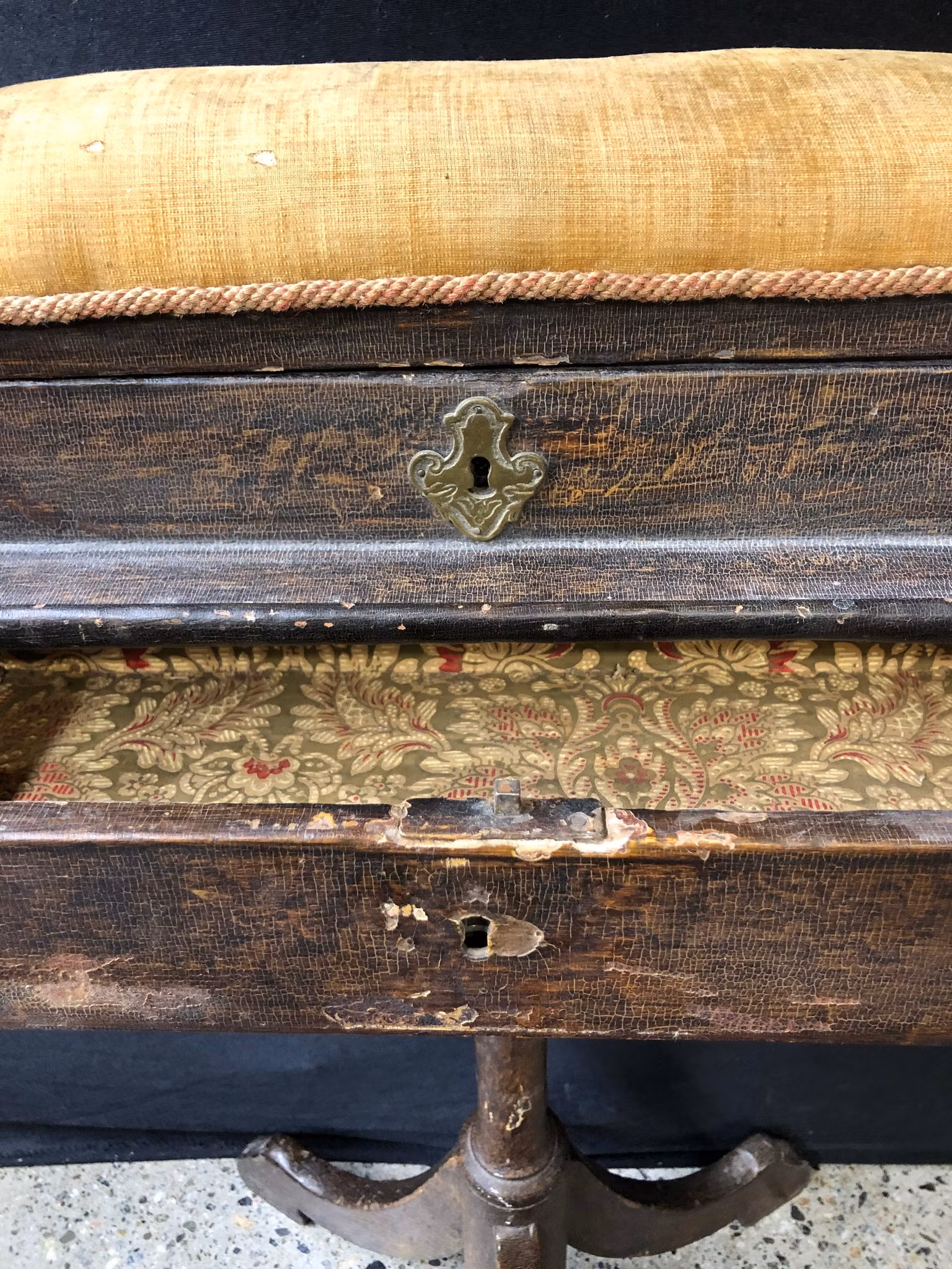 SYBARON, bemålad furu, senbarock, 1700-tal.