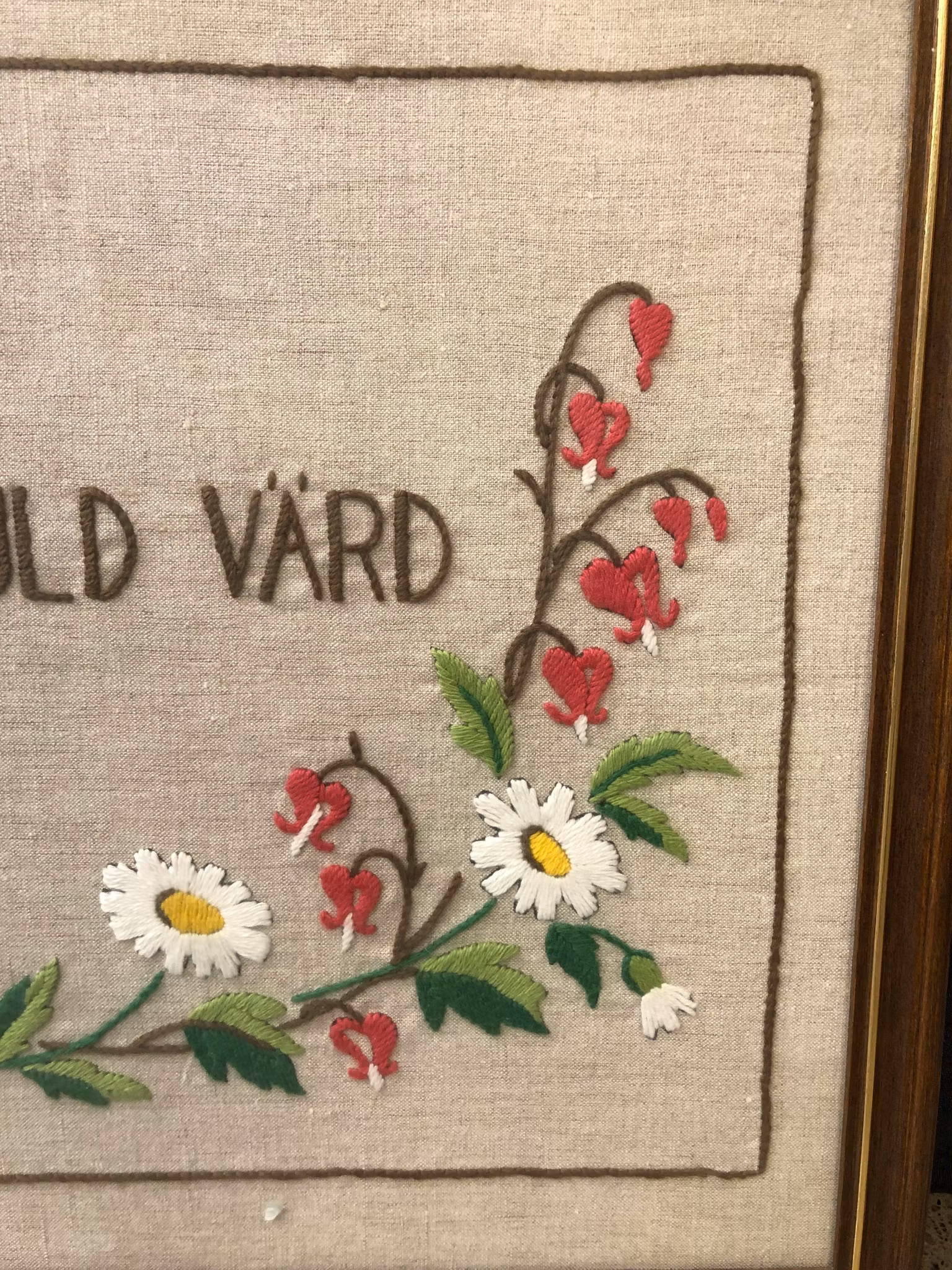 VÄGGBONAD, broderad textil, ordspråk, 1900-talets andra hälft.