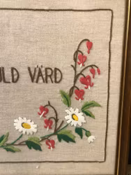VÄGGBONAD, broderad textil, ordspråk, 1900-talets andra hälft.