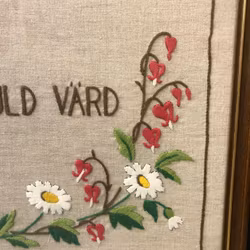 VÄGGBONAD, broderad textil, ordspråk, 1900-talets andra hälft.