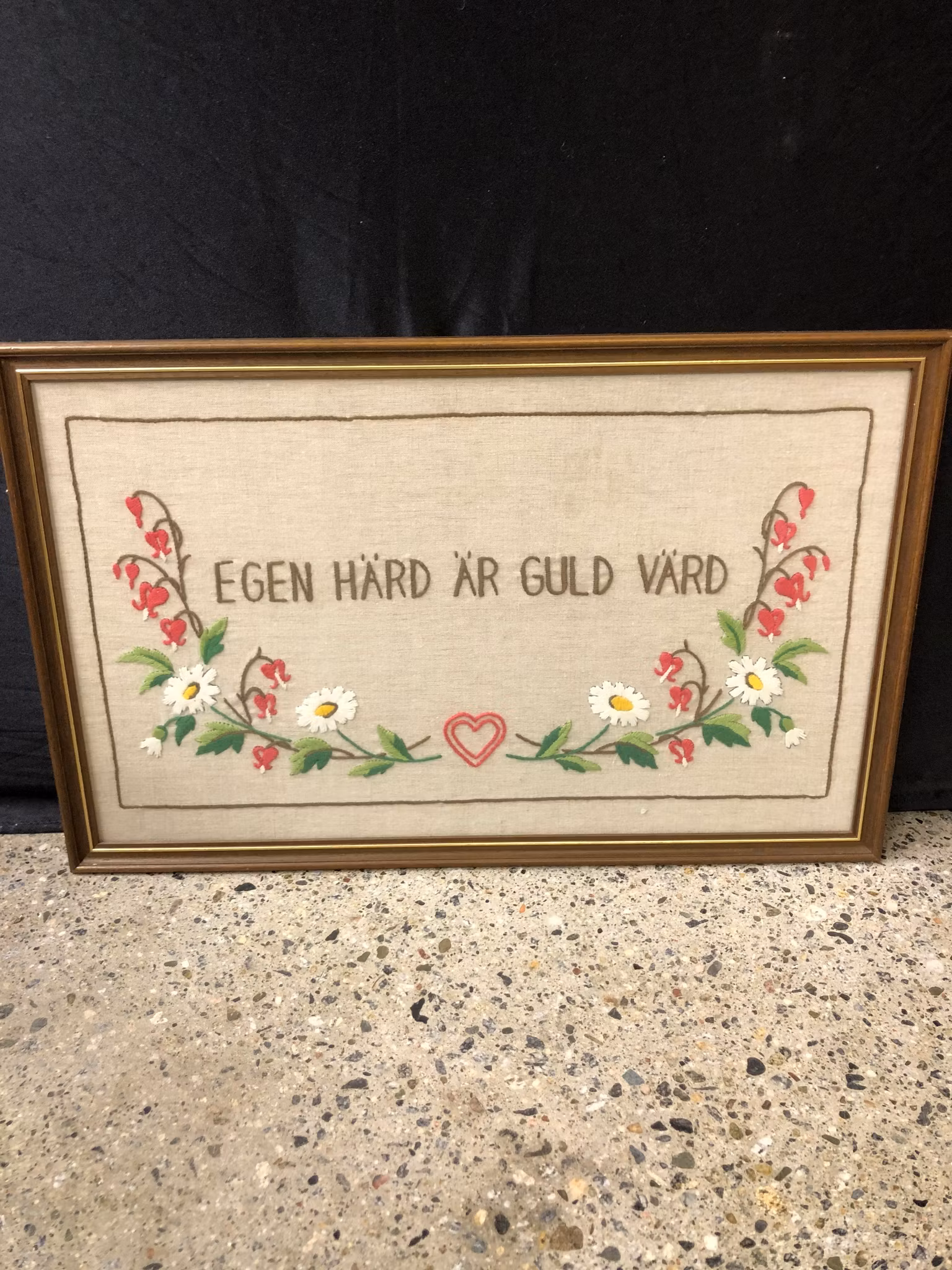 VÄGGBONAD, broderad textil, ordspråk, 1900-talets andra hälft.