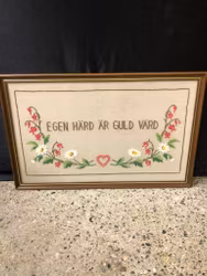 VÄGGBONAD, broderad textil, ordspråk, 1900-talets andra hälft.