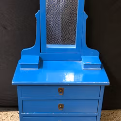 SPEGELBYRÅ, bemålad furu, barnmodell, 1900-tal.