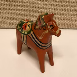 DALAHÄST, bemålat trä, miniatyr, 1940/50-tal.