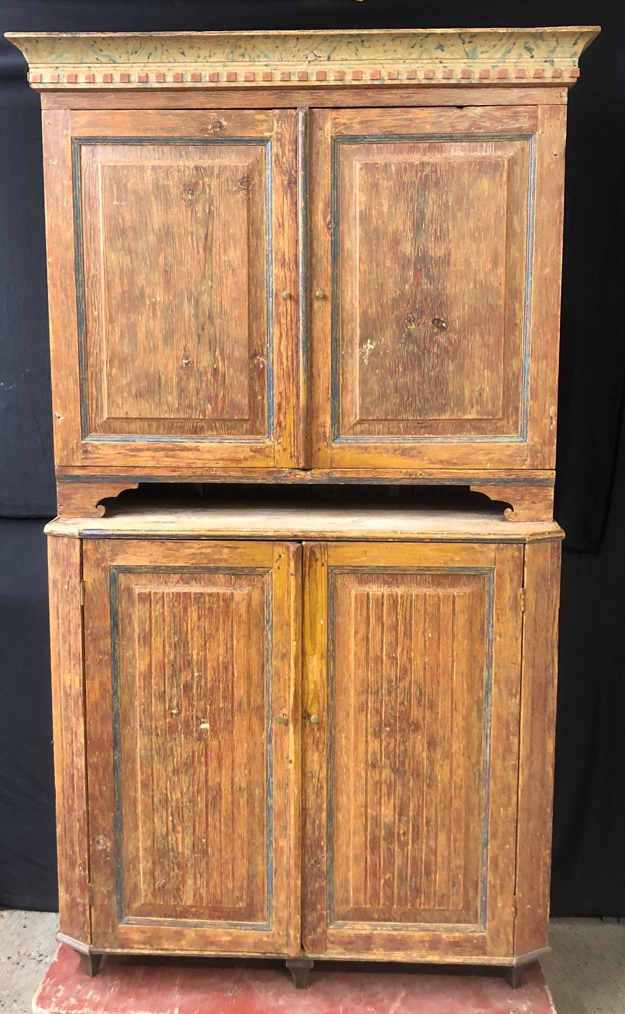 SKÄNKSKÅP, bemålad furu, Gustaviansk stil, 1800-talets-början.