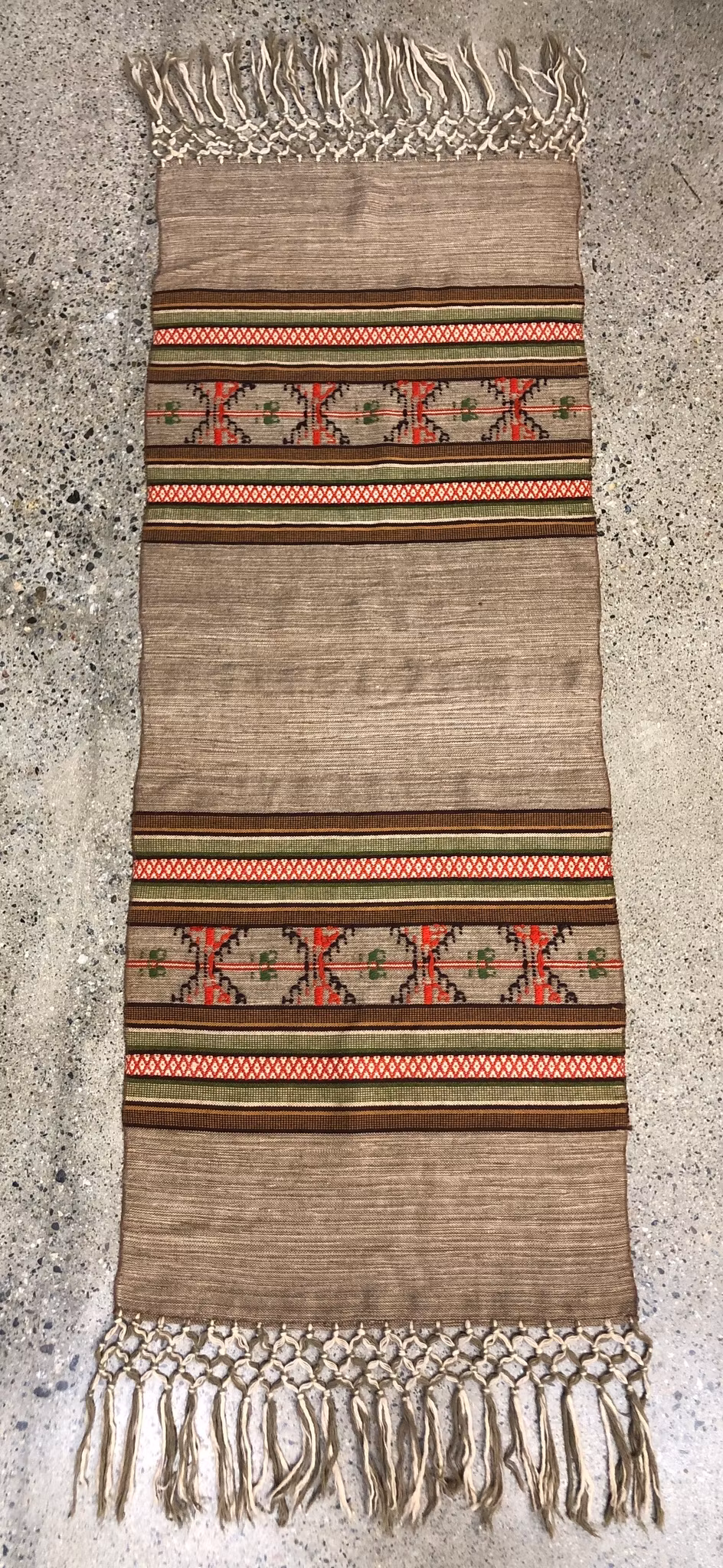 DUK, ull, handvävd, broderad, 1900-talets första hälft.