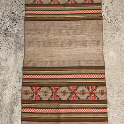 DUK, ull, handvävd, broderad, 1900-talets första hälft.