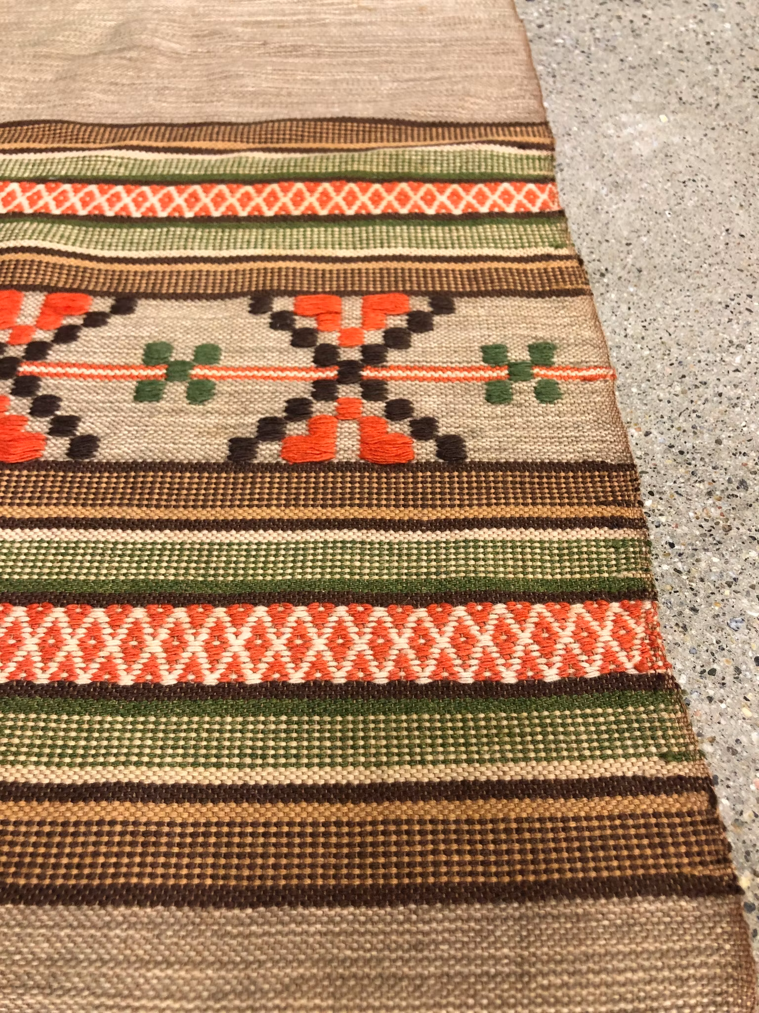 DUK, ull, handvävd, broderad, 1900-talets första hälft.