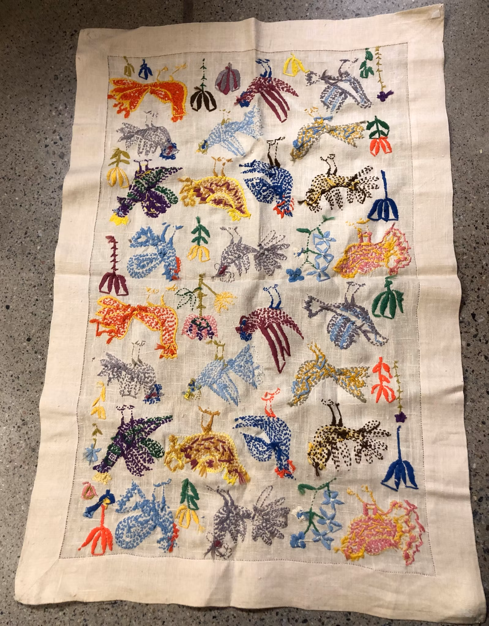 DUK/BONAD, linne, med broderade fåglar, 1900-talets första hälft.