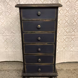 BYRÅ, bemålat trä, 1900-talets andra hälft.