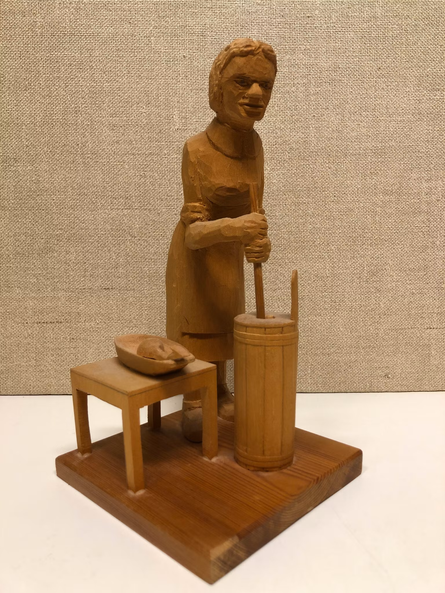 SKULPTUR, trä, "Smörkärnskan" Paul Forsgren, Torrböle Nordmaling.