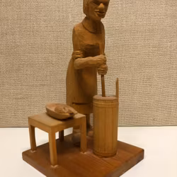 SKULPTUR, trä, "Smörkärnskan" Paul Forsgren, Torrböle Nordmaling.