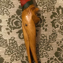 NÖTKNÄPPARE, trä, gubbe med röd luva, 1900-tal.