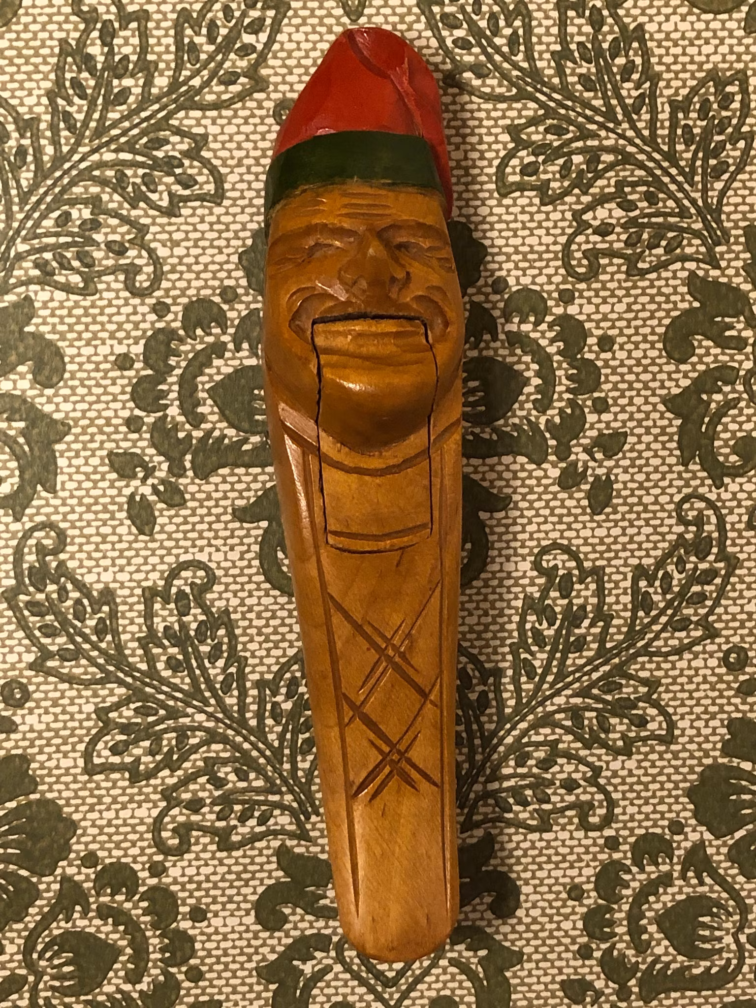 NÖTKNÄPPARE, trä, gubbe med röd luva, 1900-tal.