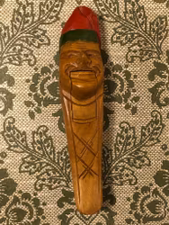 NÖTKNÄPPARE, trä, gubbe med röd luva, 1900-tal.