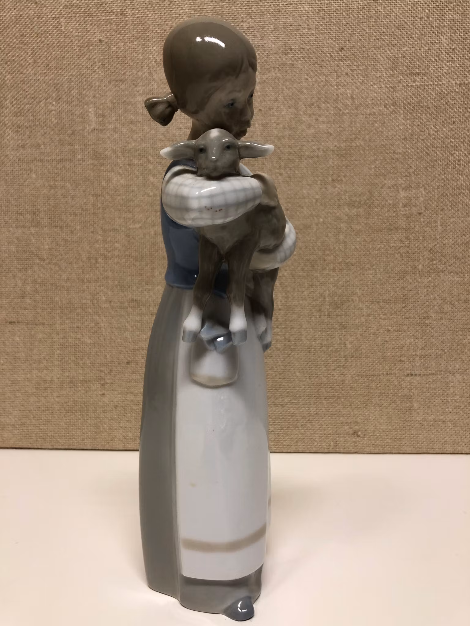 FIGURIN, porslin, flicka med lamm, Ladro, Spain, 1900-talets andra hälft.