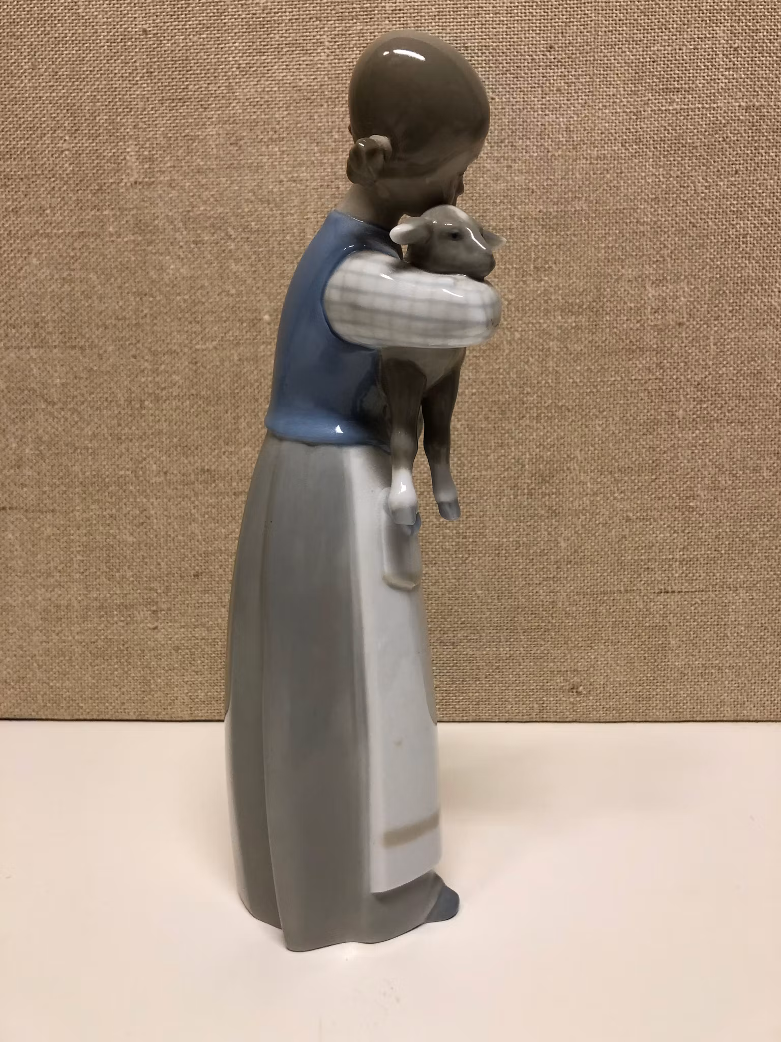 FIGURIN, porslin, flicka med lamm, Ladro, Spain, 1900-talets andra hälft.