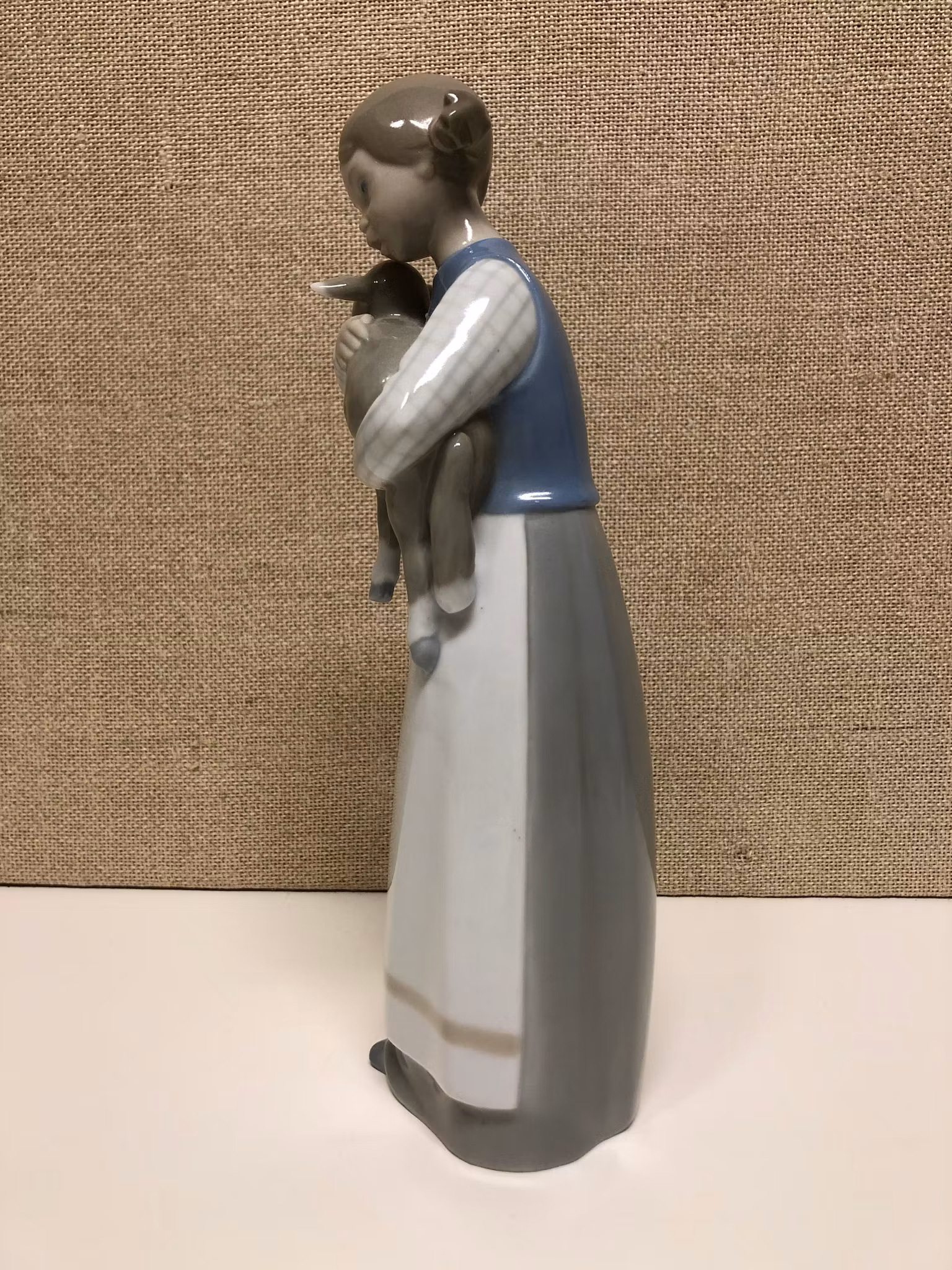 FIGURIN, porslin, flicka med lamm, Ladro, Spain, 1900-talets andra hälft.