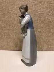 FIGURIN, porslin, flicka med lamm, Ladro, Spain, 1900-talets andra hälft.