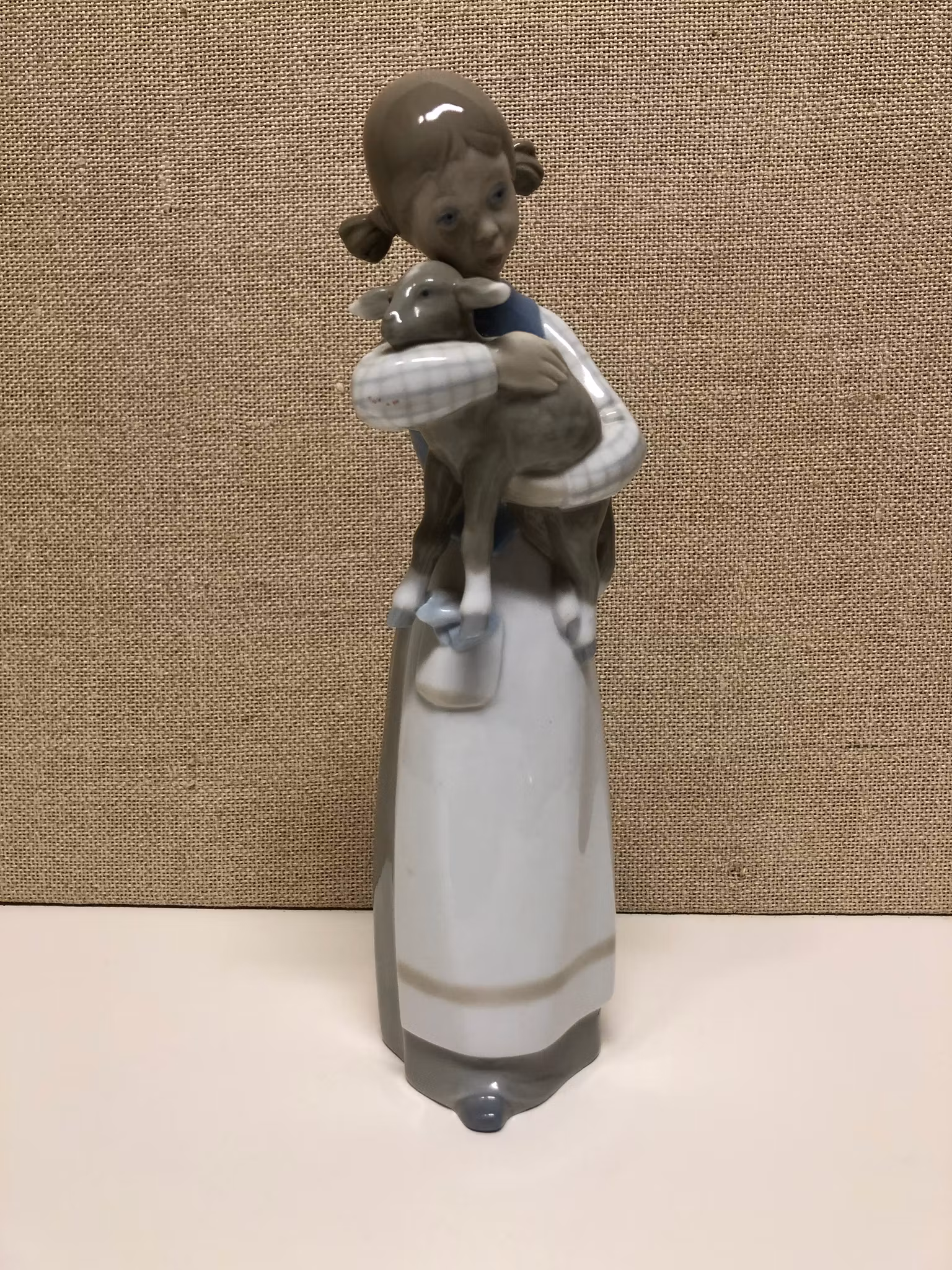 FIGURIN, porslin, flicka med lamm, Ladro, Spain, 1900-talets andra hälft.