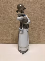 FIGURIN, porslin, flicka med lamm, Ladro, Spain, 1900-talets andra hälft.
