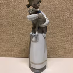 FIGURINE, porcelain, girl with lamb, Ladro, Spain, second half of the 20th century.