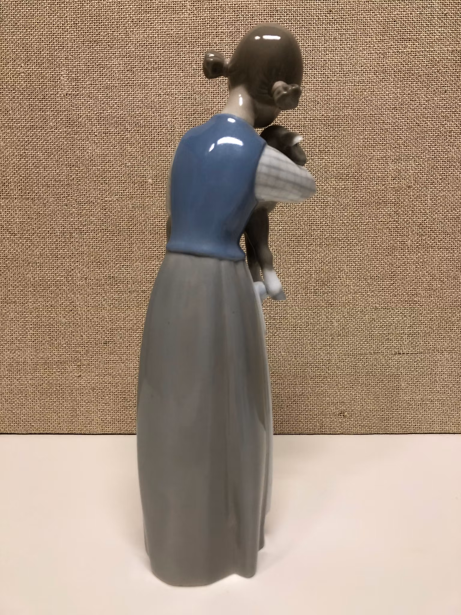 FIGURIN, porslin, flicka med lamm, Ladro, Spain, 1900-talets andra hälft.