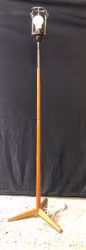 GOLVLAMPA, teak/metall, 1950/60-tal.