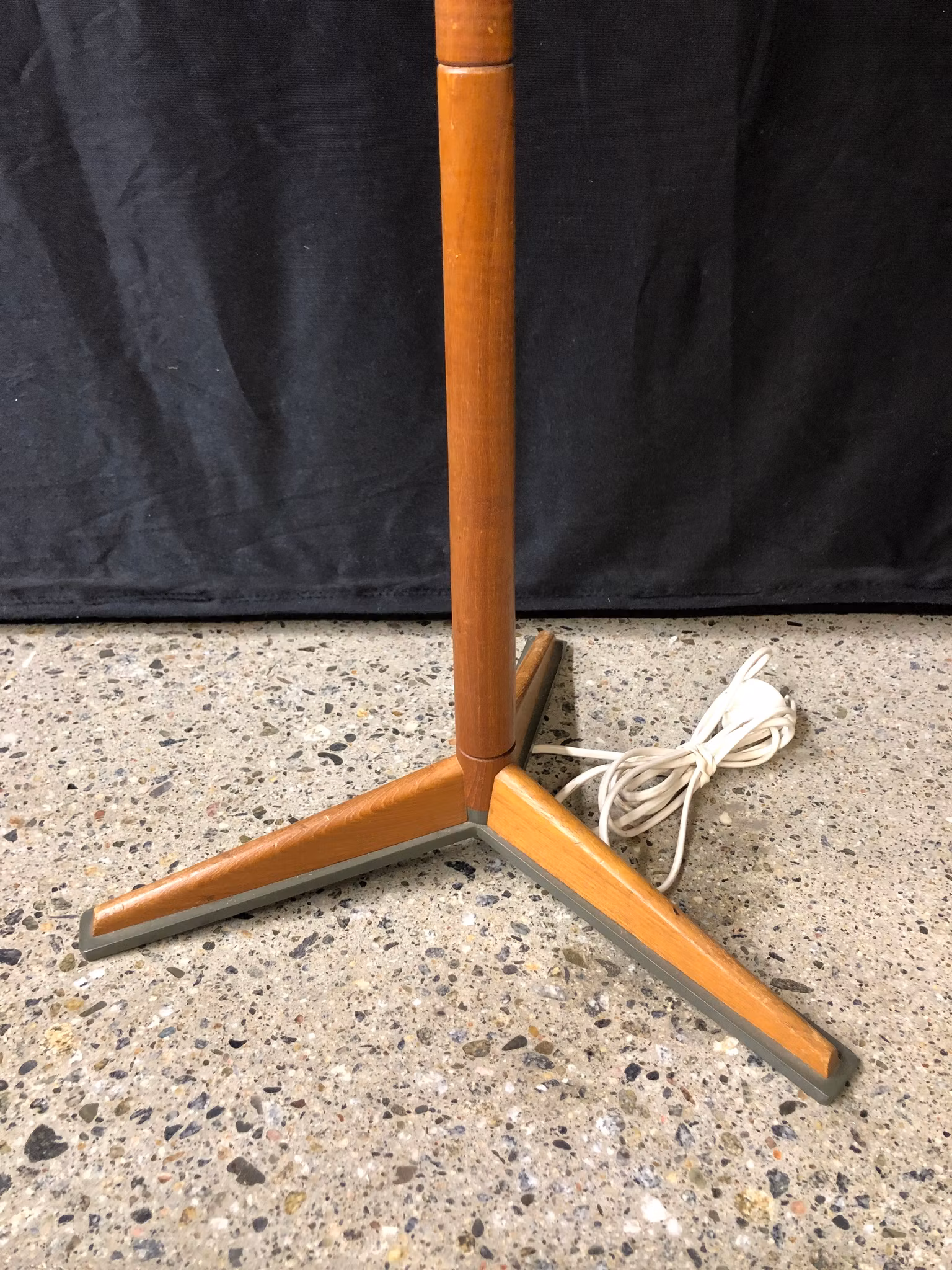 GOLVLAMPA, teak/metall, 1950/60-tal.