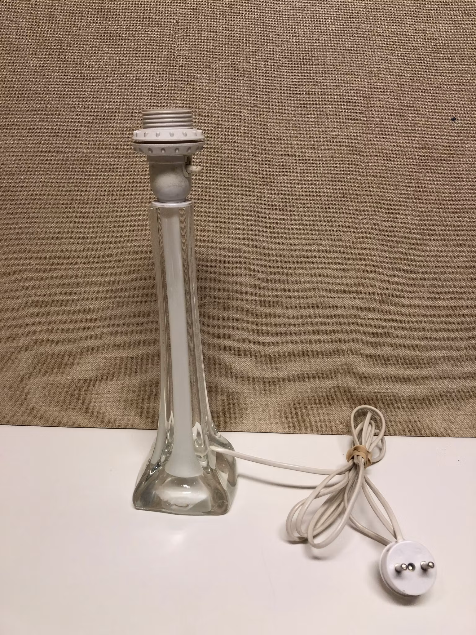 BORDSLAMPA, glas, Flygsfors glas bruk, 1900-talets tredje kvartal.