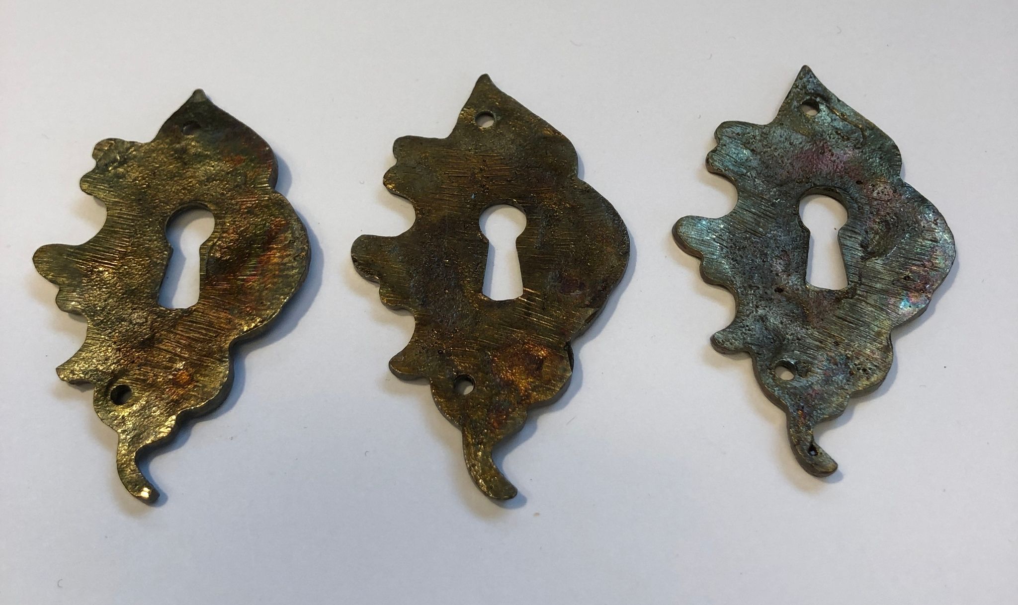 BESLAG, 3 st. nyckelskyltar, metall, rokokostil, 1900-talets mitt.