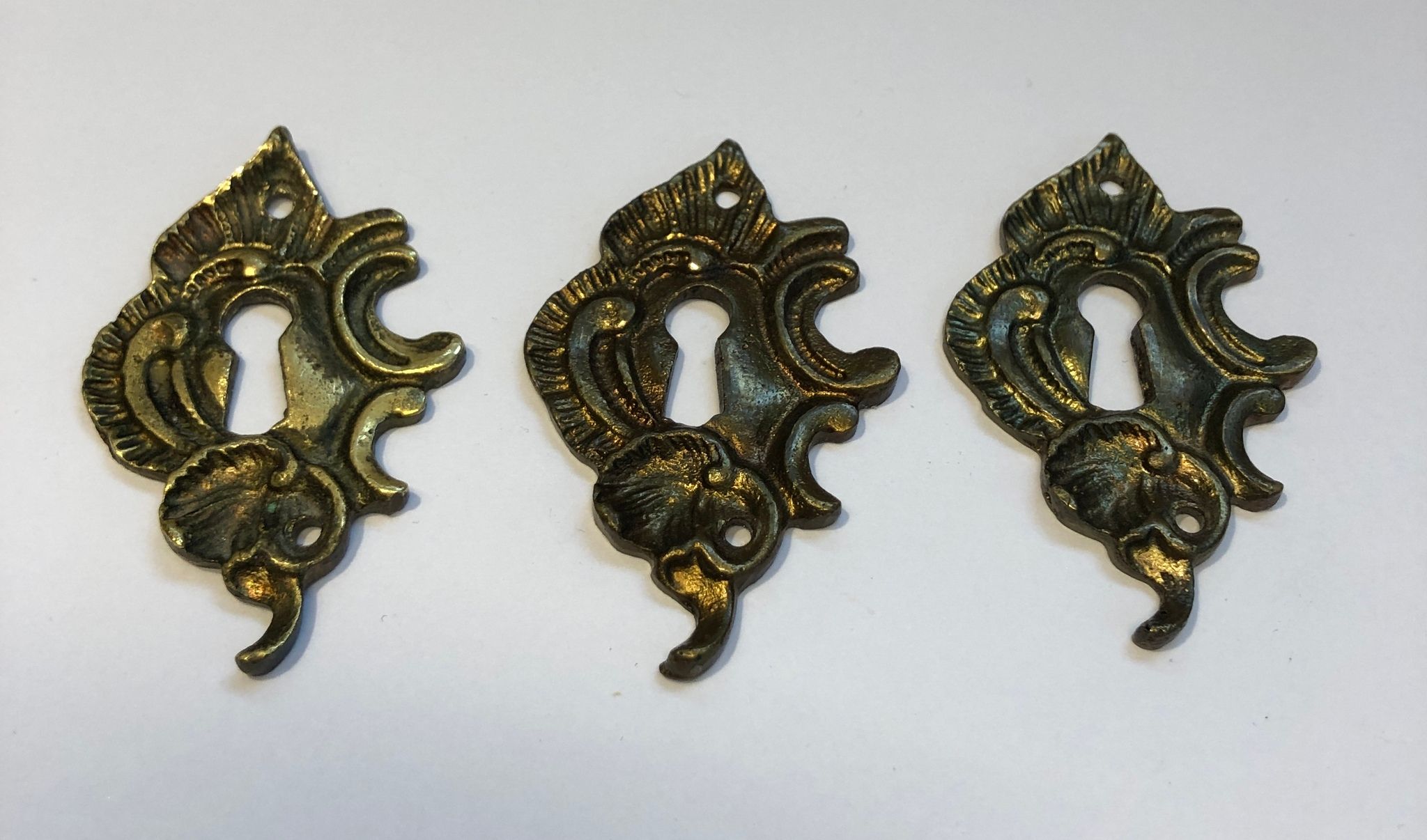 BESLAG, 3 st. nyckelskyltar, metall, rokokostil, 1900-talets mitt.
