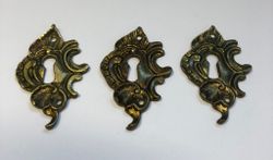 BESLAG, 3 st. nyckelskyltar, metall, rokokostil, 1900-talets mitt.
