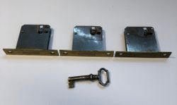 MÖBELLÅS/INNSTICKSLÅS 3 st. & NYCKEL, metall, 1900-talets första hälft