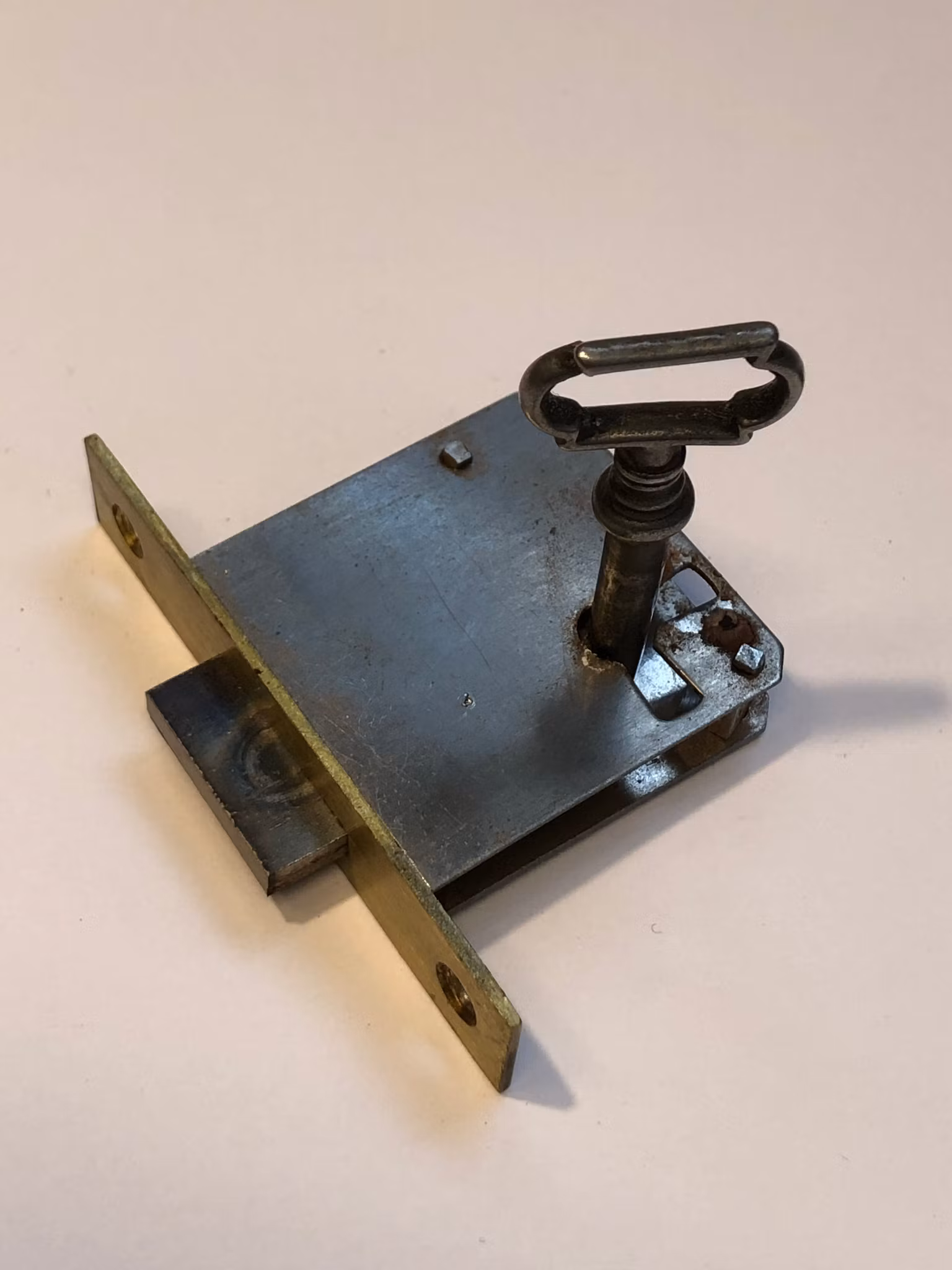 MÖBELLÅS/INNSTICKSLÅS 3 st. & NYCKEL, metall, 1900-talets första hälft