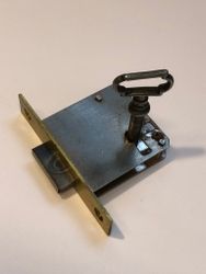 MÖBELLÅS/INNSTICKSLÅS 3 st. & NYCKEL, metall, 1900-talets första hälft