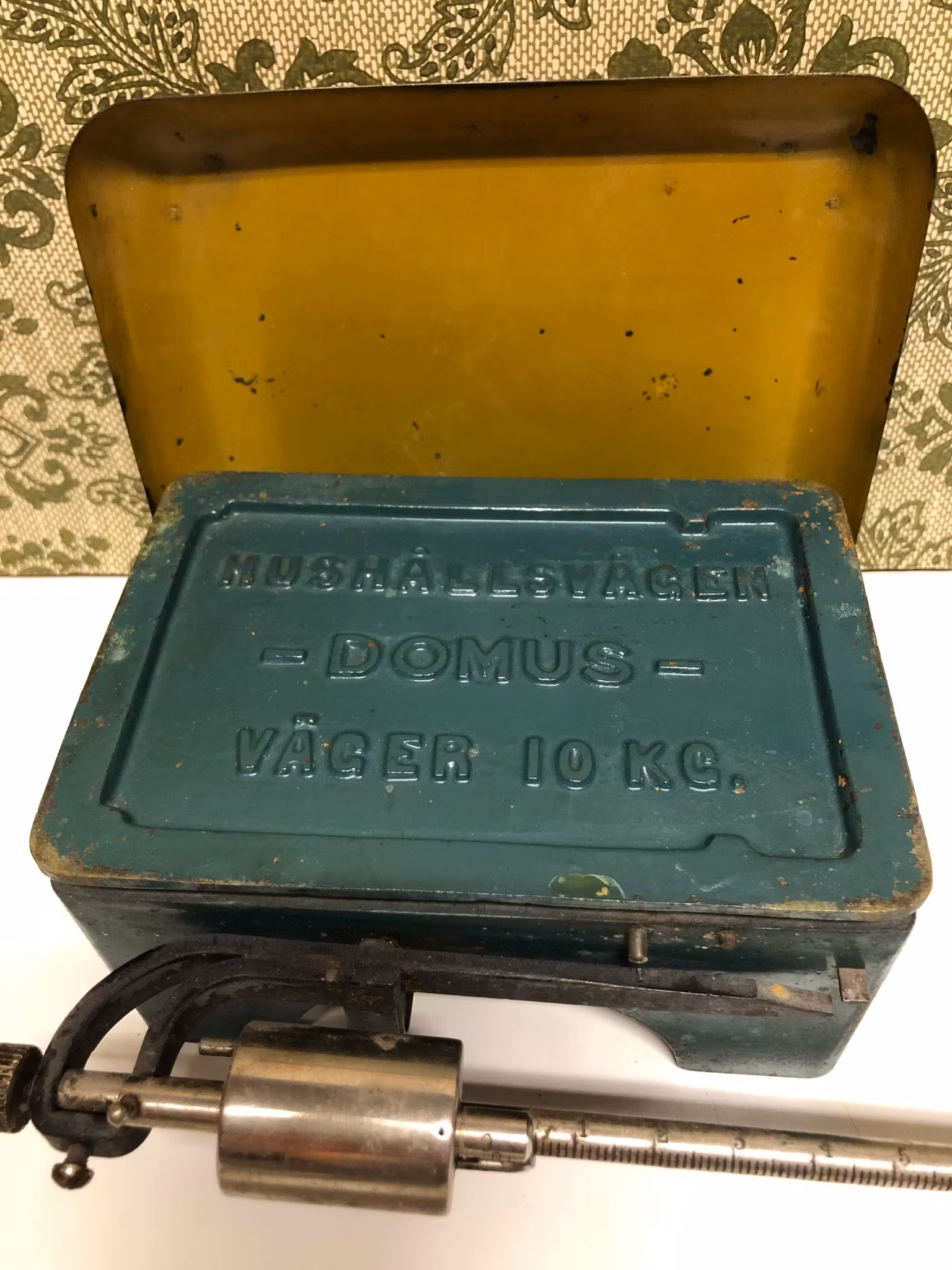 HOUSEHOLD SCALE, metal, Domus, first half of the 20th century.
