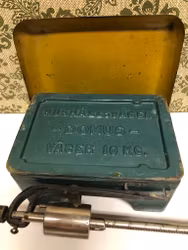 HOUSEHOLD SCALE, metal, Domus, first half of the 20th century.