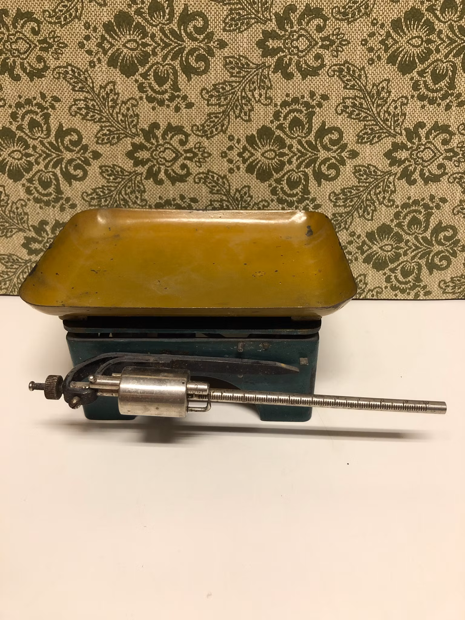 HOUSEHOLD SCALE, metal, Domus, first half of the 20th century.