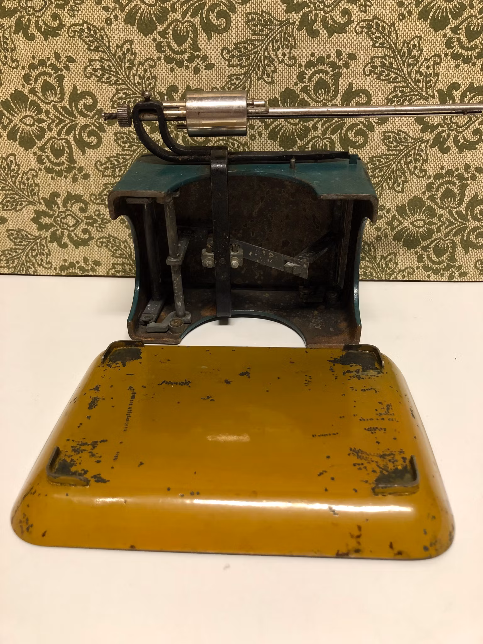 HOUSEHOLD SCALE, metal, Domus, first half of the 20th century.