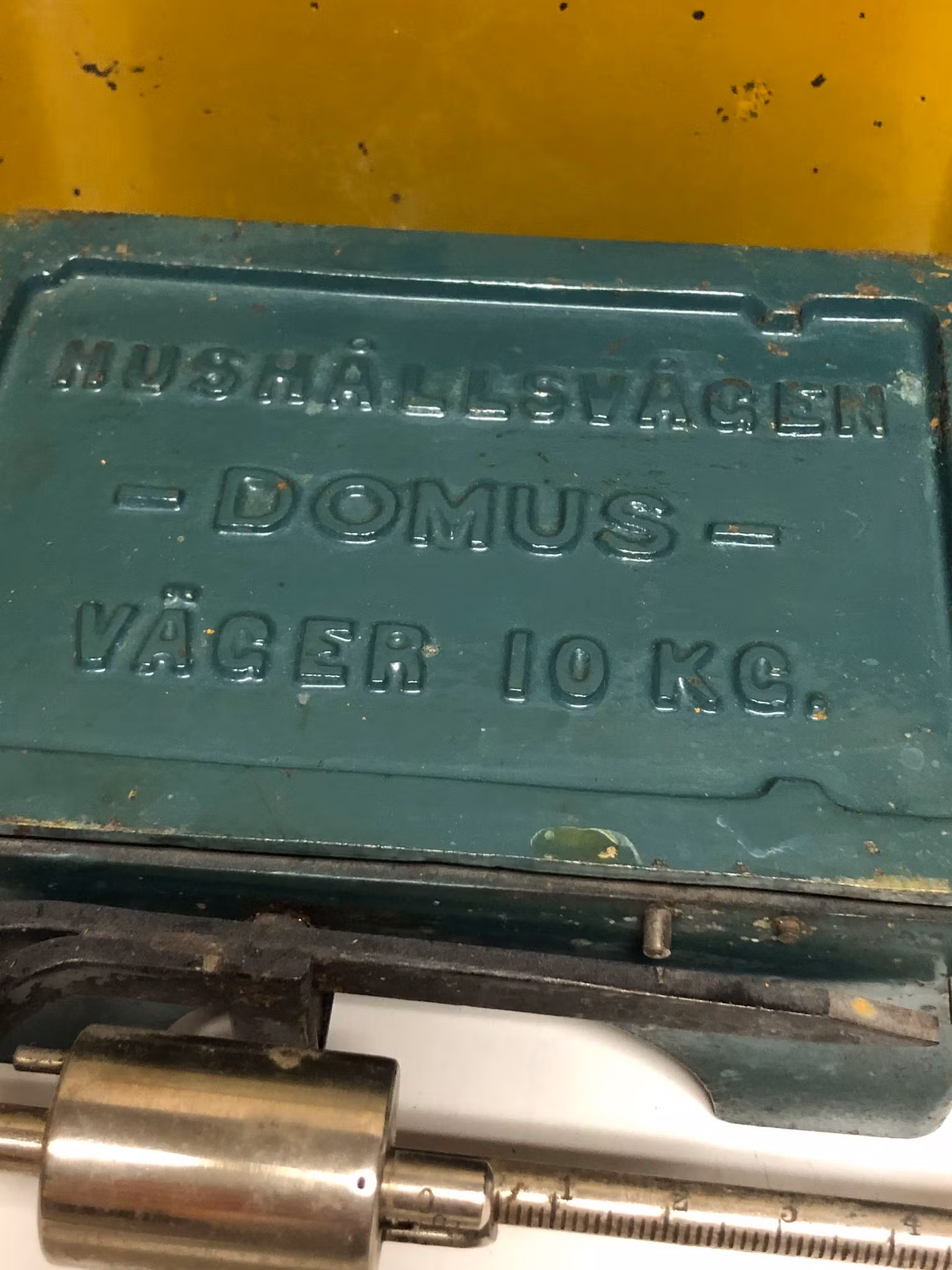 HOUSEHOLD SCALE, metal, Domus, first half of the 20th century.