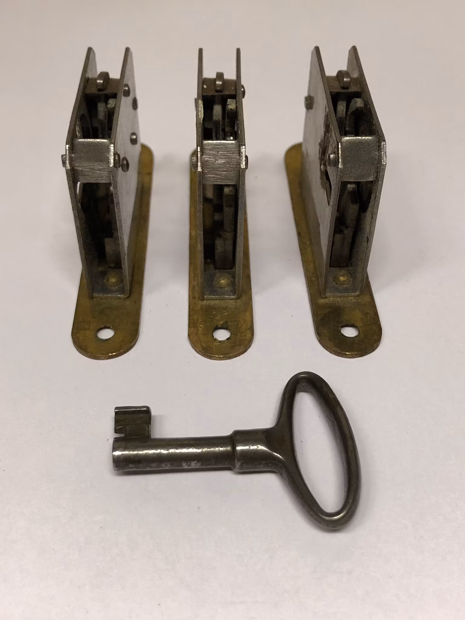 MÖBELLÅS/INNSTICKSLÅS 3 st. & NYCKEL, metall, 1900-talets första hälft