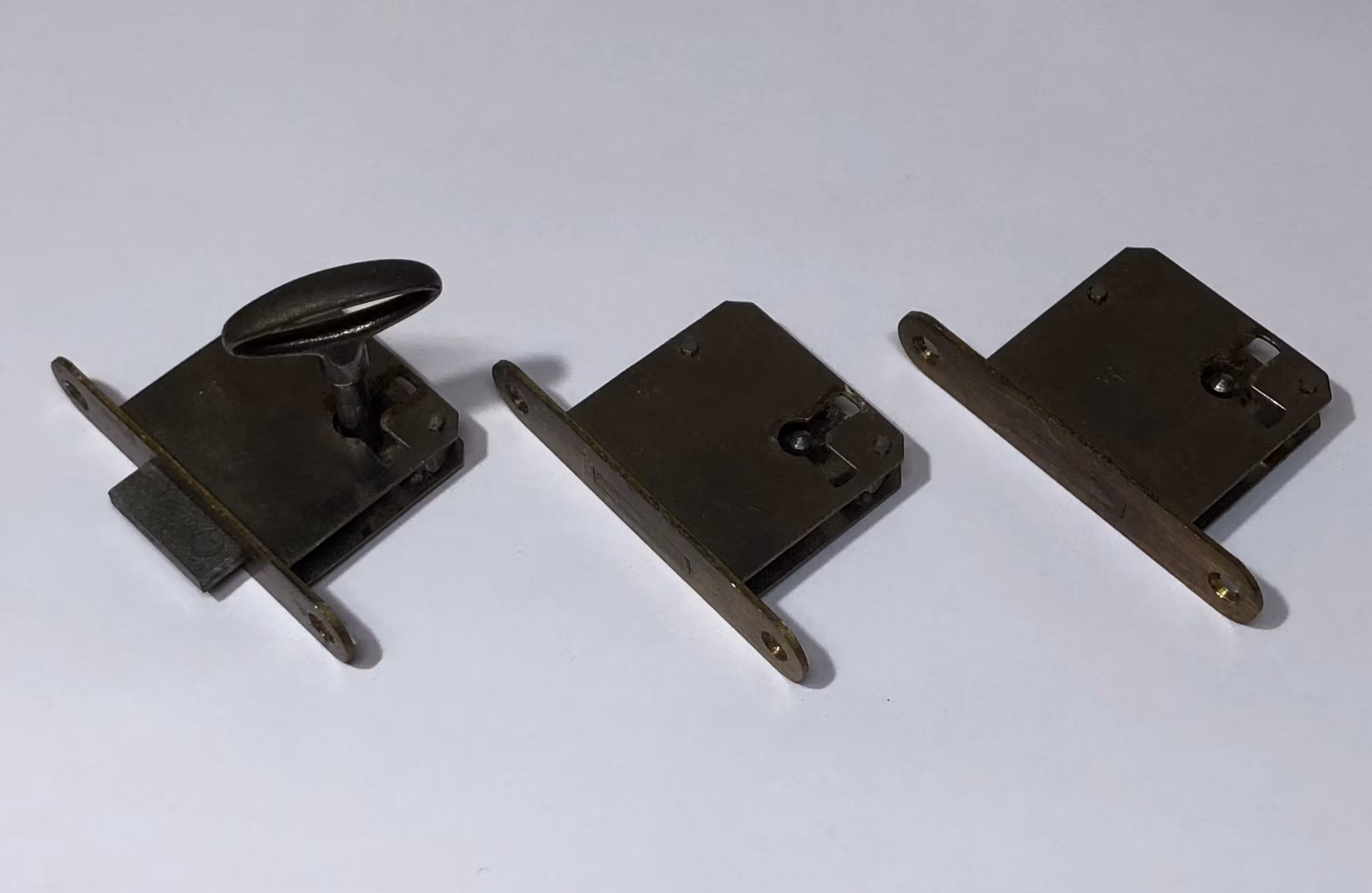 MÖBELLÅS/INNSTICKSLÅS 3 st. & NYCKEL, metall, 1900-talets första hälft