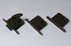 MÖBELLÅS/INNSTICKSLÅS 3 st. & NYCKEL, metall, 1900-talets första hälft