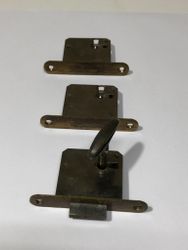 MÖBELLÅS/INNSTICKSLÅS 3 st. & NYCKEL, metall, 1900-talets första hälft