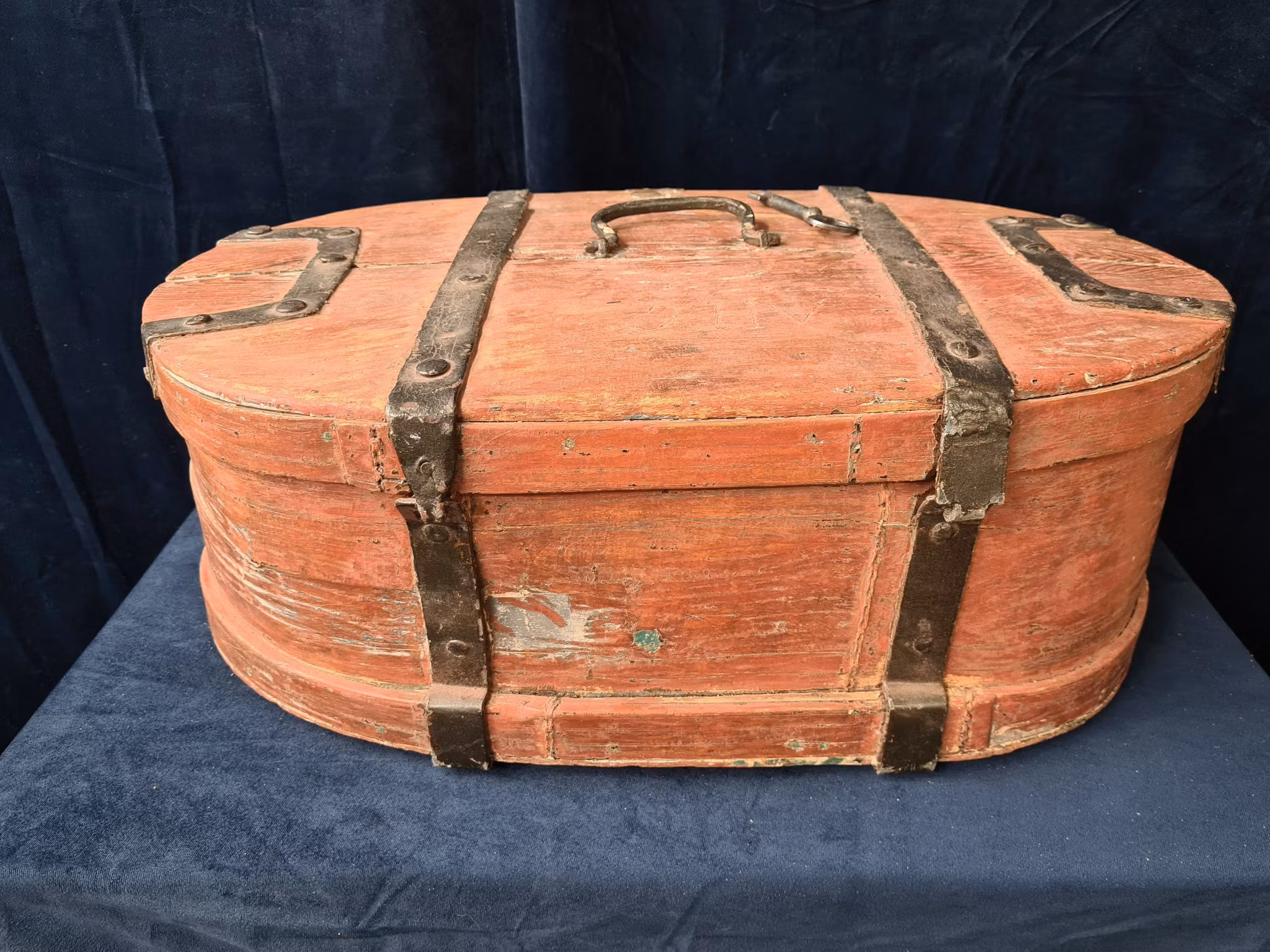FORSKRIN, bemålat trä, allmoge, 1800-talets början.
