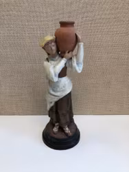 FIGURIN, keramik, "Vattenbäraren, 1900-talets första del.